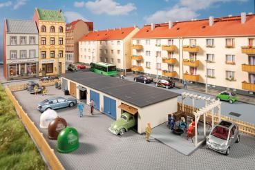 Auhagen 11484 - Spur HO Garagen mit Zubehör