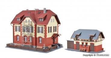 Kibri 39315 - Spur HO Eisenbahner-Wohnhaus mit Baugerüst und Nebengebäude