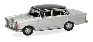 Herpa 430739-005 - Spur H0 Mercedes-Benz 200 Heckflosse silbermetallic, schwarz