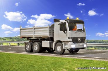 Viessmann 8037 Spur HO MB ACTROS 3-achs Muldenkipper mit Rundumleuchten, silber, Funktionsmodell