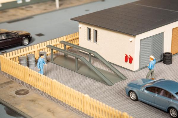 Auhagen 11484 - Spur HO Garagen mit Zubehör
