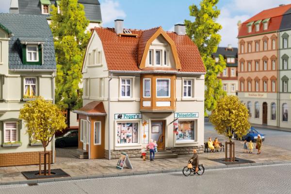 Auhagen 12355 - Spur HO+TT Wohnhaus mit Fotoatelier 'Peggy'