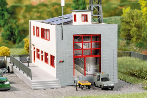 Auhagen 13361 - Spur TT Funkstation mit Funkmast und PV-Anlage