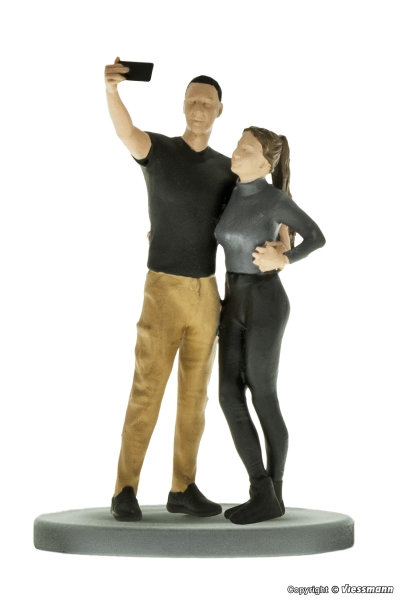 Viessmann 1559 - Spur H0 Paar schießt Selfie und Blitzlicht