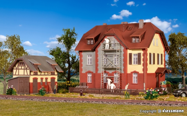 Kibri 39315 - Spur HO Eisenbahner-Wohnhaus mit Baugerüst und Nebengebäude