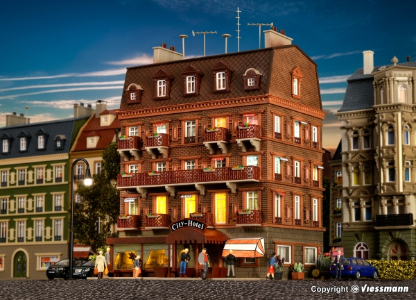 Vollmer 43782 - Spur HO City-Hotel mit LED-Beleuchtung, Funktionsbausatz