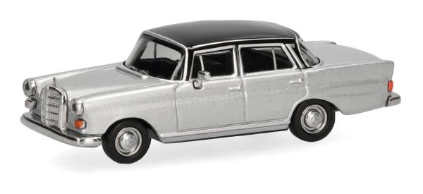 Herpa 430739-005 - Spur H0 Mercedes-Benz 200 Heckflosse silbermetallic, schwarz