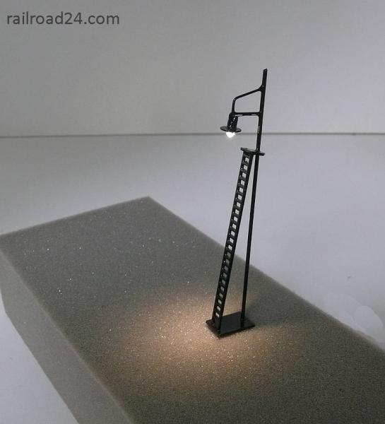 Railroad24  6777 -  Spur HO 2x Mastlampe schwarz Industrie 105 mm