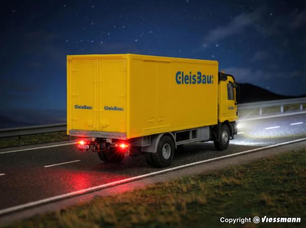 Viessmann 8117 - Spur H0 CarMotion MB ACTROS 2-achs Kofferaufbau, Gleisbau