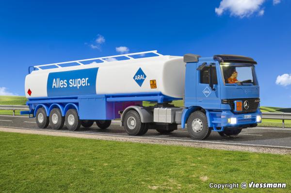 Viessmann 8120 - Spur H0 MB ACTROS 2-achs Zugmaschine mit ARAL Tankauflieger, Funktionsmodell