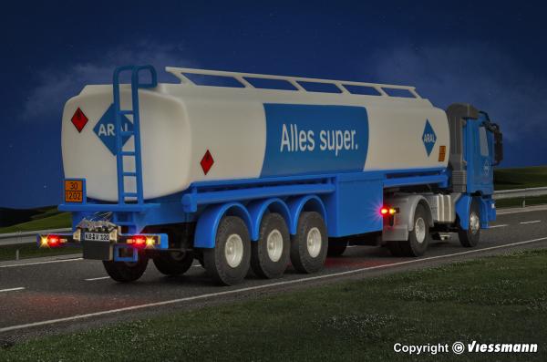 Viessmann 8120 - Spur H0 MB ACTROS 2-achs Zugmaschine mit ARAL Tankauflieger, Funktionsmodell