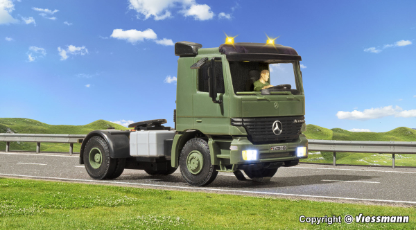 Viessmann 8160 - Spur H0 MB ACTROS 2-achs Sattelschlepper mit Rundumleuchten, Militär, Basis, Funktionsmodell