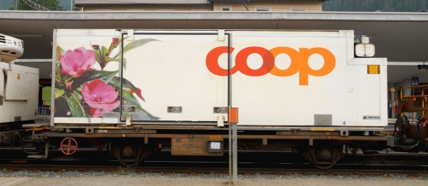 Bemo 9469111 - Spur Om RhB Lb-v 7861 Tragwagen mit Coop-Container "Lieschen"