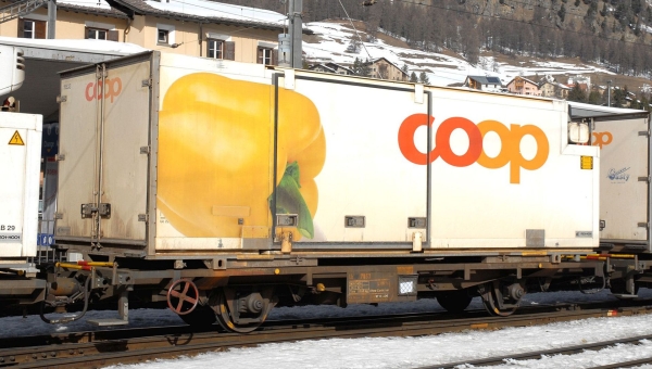 Bemo 9469119 - Spur Om RhB Lb-v 7879 Tragwagen mit Coop-Container "Paprika"