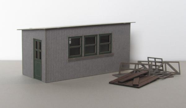 Laffont H2101 - Spur HO  Betriebswerks-Bude mit Schrottteilen