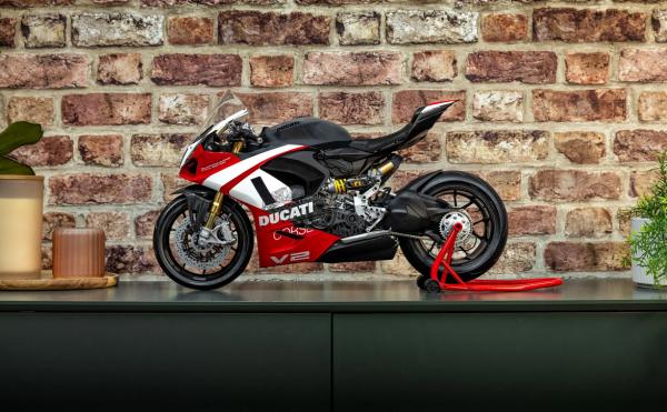 Pocher HK124  Ducati Panigale - V2 Superquadro Final Edition 1:4