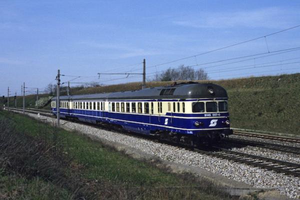 Jägerndorfer 25302 Spur H0 3-teiliger Diesel-Triebwagen 5045.010 Blauer Blitz, Digital mit Sound, High-End-Edition DC - mit Innenbeleuchtung