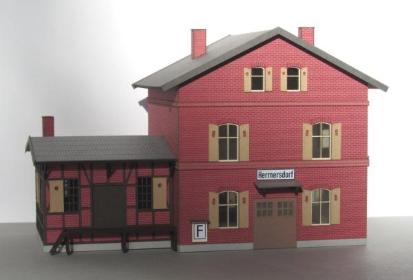 Laffont T5711 - Spur TT  Bahnhofsgebäude mit Güterschuppen mit Ziegelfassade