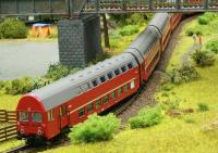 Kres 1972D - Spur TT 5teiliger Doppelstockgliederzug DGBgqe, mit Steuerabteil, rot, DR Epoche IV, digital