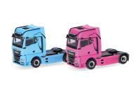 Herpa 319195 - Spur HO Set WOMAN & MAN eTGX GX Zugmaschinen, 2achs, hellblau und pink