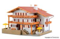 Kibri 38077 - Spur HO Alpenhof inkl. Etageninnenbeleuchtung,  Funktionsbausatz