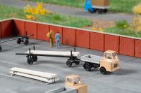 Auhagen 44658 - Spur HO Multicar M22 Pritsche mit Langmaterialanhänger